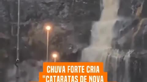 Chuva forte cria "Cataratas de Nova Iguaçu" perto de shopping no Rio