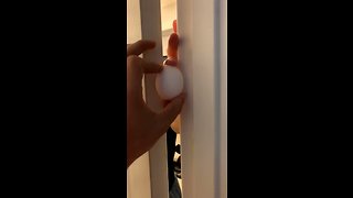 Kid tricks mom with hilarious egg prank