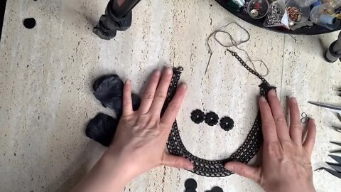 How to make this grand necklace with recycled materials