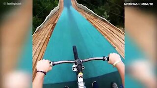 Jovem aventureiro salta de bungee jump... com bicicleta!