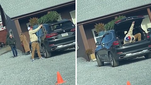 Guy can't open car door after tying Christmas tree to roof