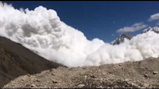 De vackra snötäckta bergen döljer en fara: laviner