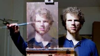 Artista faz autorretrato utilizando técnica de espelho