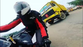 Motociclista evita acidente com camião