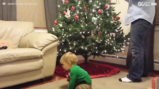 Baby-alv hjelper til med å pynte juletreet