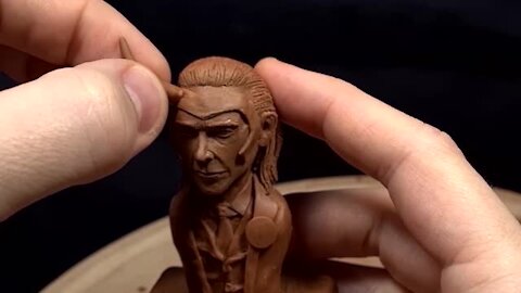 Artist incredibly sculpts Loki (Tom Hiddleston) out of clay
