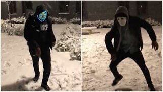 Un gruppo in maschera danza sulla neve