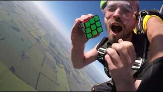 Cet homme résout des Rubik's cubes en toutes circonstances!