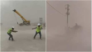 Byggnadsarbetare i Texas måste fly från en sandstorm