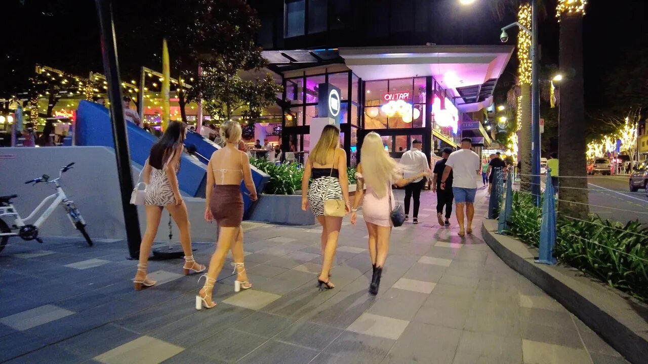 Gold Coast Australia Saturday Nightlife Walk In Surfers Paradise 