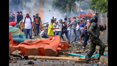 La Colombie en feu ! des manifestants abattus par la police le pays en guerre