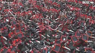 Le impressionanti immagini di un deposito di migliaia di biciclette