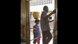 Train hopping pineapple seller has incredible balance