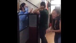 Fuertes críticas a notario tras video de mujer peleando para que la atendieran en Bucaramanga