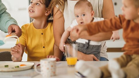 How kids learn from their parents at mealtime