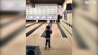 Menino executa um incrível spare no bowling
