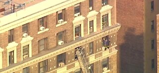 New York firefighters rescue two window washers