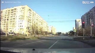 En Russie, une voiture percutée de plein fouet par un tramway