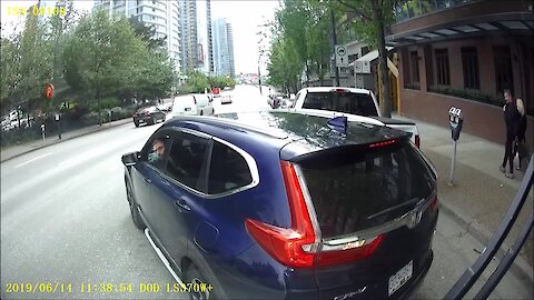 Unnecessarily angry driver freaks out over parking spot