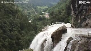 Cascata si riversa su una strada in Nepal