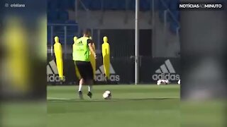Cristiano Ronaldo marca golaço em treino