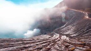 Drone capta imagens impressionantes dentro de vulcão