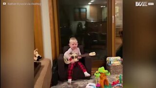 Ce garçon interprète un chant de Noël pour sa famille