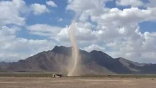 Man films impressive dust devil in the Mojave Desert of Nevada