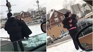 Nainen antaa kodittomalle miehelle takin nähtyään tämän ulkona kylmässä
