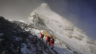 Chinese Team Remeasuring Mount Everest Reaches Summit