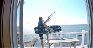 Kitesurfare hoppar från balkong i ett galet trick