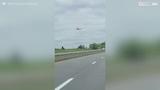 Un atterrissage d'urgence sur une autoroute