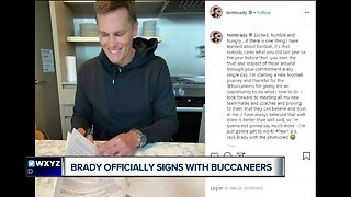 Tom Brady officially signs with Buccaneers