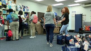 Feeding Tampa Bay supplies families with food