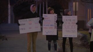 Douglas County School District parents, students rally to demand in-person learning
