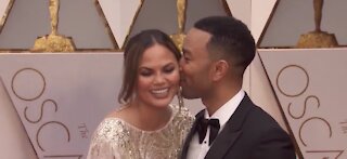 Super model Chrissy Teigen has a warning after snack mishap claims a tooth