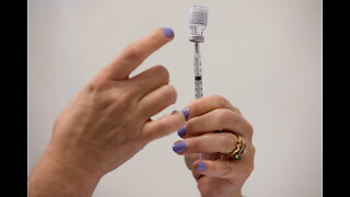 Judge Blocks Vaccine Mandate for Federal Workers
