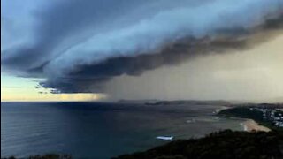 Frightening storm formation in Australia turns day into night