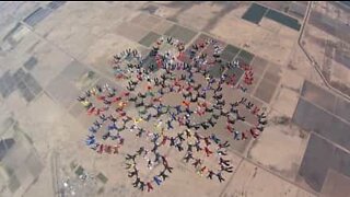 Record mondiale: 217 paracadutisti in un unico salto!