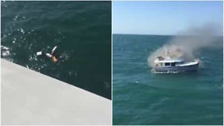 Familj räddas efter att deras båt fattat eld på öppet hav