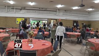 Community center serves Thanksgiving dinner to those who need it
