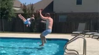 Pai lança filha na piscina e viraliza na internet!