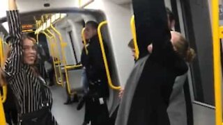 Cette jeune femme s'éjecte toute seule du métro!