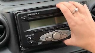 Jovem esconde rádio do carro de forma única