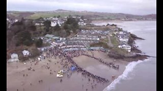 Des centaines de personnes plongent dans les eaux froides du Royaume-Uni pour fêter la nouvelle année