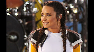 Demi Lovato makes joke about being 'unengaged' while hosting E! People's Choice Awards