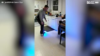 Il tombe spectaculairement d'un hoverboard