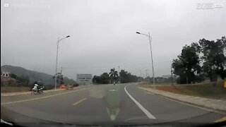 Condutor evita por pouco crianças a atravessar a estrada