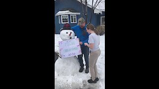 Dad prom-poses to daughter after the cancellation of her senior prom