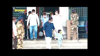 Kareena Kapoor Khan, Saif Ali khan & Taimur Ali Khan Snapped at the Airport | SpotboyE